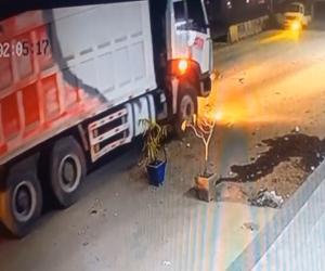  کراچی نیپا چورنگی  پر  کھلے مین ہول میں گر کر بچے  کے جاں بحق  ہونے سے پہلے کی سی سی ٹی وی فوٹیج  سامنے آگئی