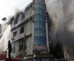 سی ای او،،  کراچی واٹر کارپوریشن کا کہنا ہے ہمارا پہلا ٹینکر دس بجکر چھپن منٹ  پر گل پلازہ پہنچا۔پانی کی سپلائی بغیرکسی رکاوٹ کے جاری رہی۔