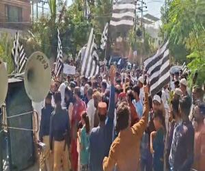 کراچی میں حیدری اور ڈالمیا کے قریب علاقہ مکینوں نے پانی و بجلی کی عدم فراہمی کے خلاف احتجاج 