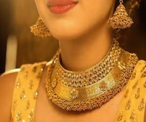 سونے کی قیمت میں  کمی۔ فی تولہ سونا آٹھ ہزار، نوسو روپے سستا