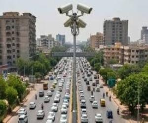 کراچی  شارع فیصل پر لین کی خلاف ورزی پر  کارروائی 